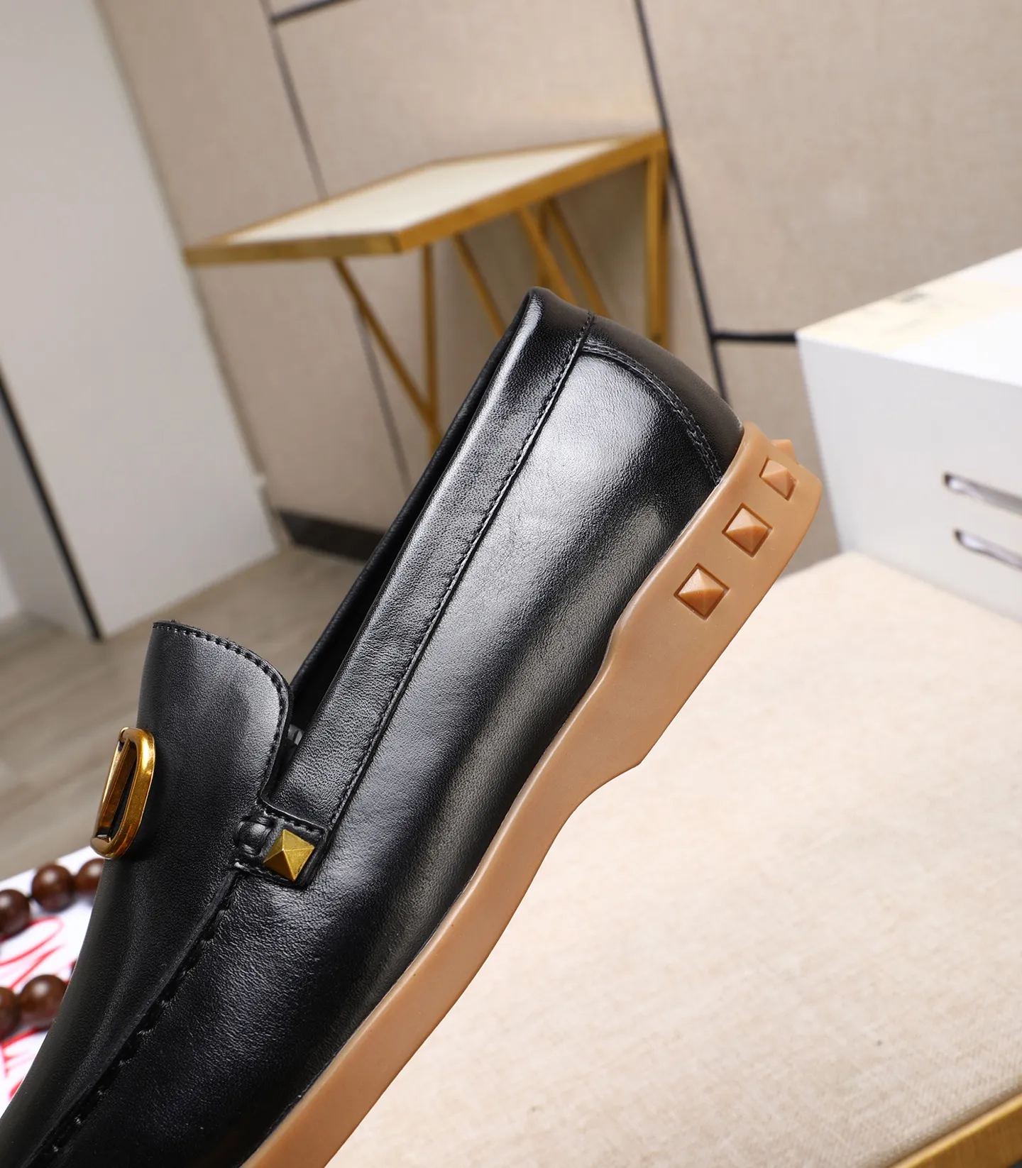 Men's shoes 💰520 [Valentino-Valentino] High-quality boutique men's shoes. The same style as the celebrities, original and authentic.✅ Made of imported cowhide + original apricot cowhide lining. The French luxury model is priced at 14,080 Swiss francs. It is also a Paris Fashion Week catwalk model. A brand can be deeply rooted in your heart, and a pair of shoes can make you linger. What you wear is not only noble, but also an aura. 👻Standard 38-45